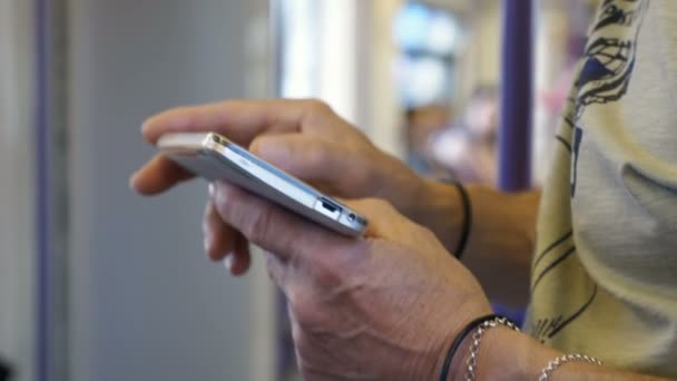 Konzentrieren Sich Auf Die Hand Des Menschen Mit Dem Smartphone — Stockvideo