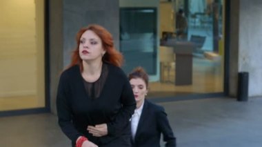 iş, kıskançlık, rekabet. İşyeri dışında savunarak iki genç meslektaşım