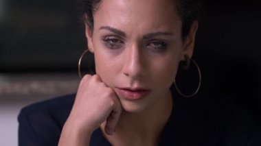 depresif genç güzel kadın çığlıkları.