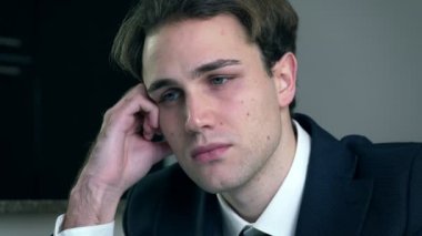 depresif genç güzel adam. Depresyon, kırıklık, üzüntü