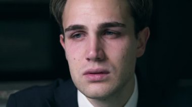 depresif genç güzel adam. Depresyon, kırıklık, üzüntü