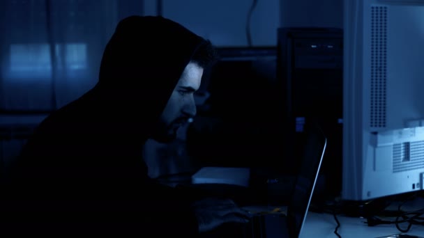 hacker tapant sur le clavier de l'ordinateur la nuit 