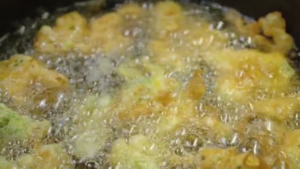 Närbild Matlagning Kronärtskockor Pan Italiensk Tradition — Stockvideo