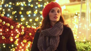 Kırmızı şapkalı kadın 