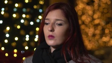 Noel dalgın hüzünlü genç Kızıl saçlı kadın. Yalnızlık, üzüntü, Noel