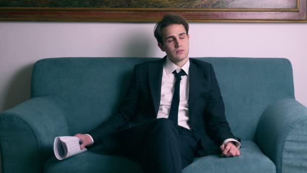 Pensativo Estresado Solitario Joven Hombre Negocios Pensando Sentarse Sofá — Vídeo de stock