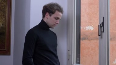 pencere, çekici bir adam bir telefon alır ve sevinir sevinç ile o işi 