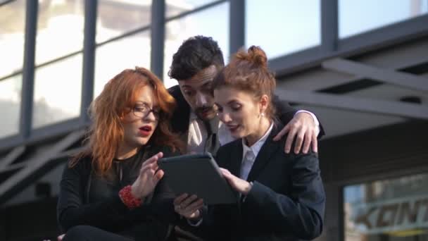 Colegas Negócios Exultantes Olhando Para Tablet Vencedor Negócio — Vídeo de Stock