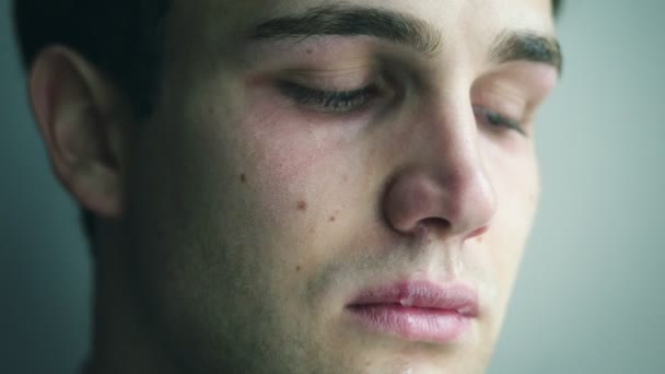 Depressiver Junger Schöner Mann Weint Depression Unwohlsein Traurigkeit — Stockvideo