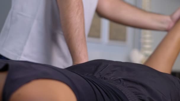 Massages physiothérapeutes avec pression le dos d'un patient — Video