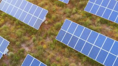 Rüzgar türbini elektrik üretiyor