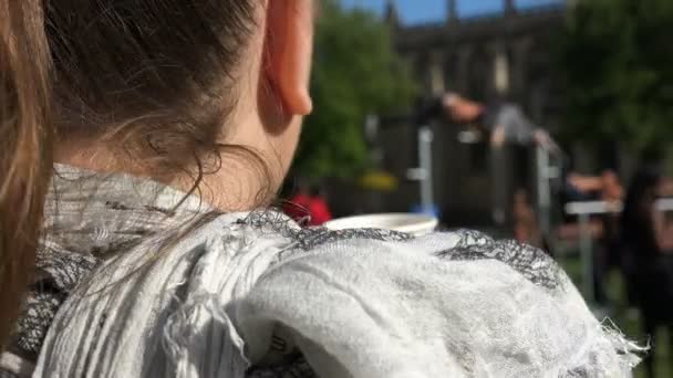 Femme Sirotant Café Regardant Les Enfants Jouer Parc — Video