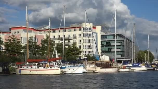 市内の港でのセーリング ヨット係留ポート ブリストル イギリス — ストック動画
