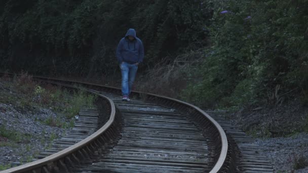 Smutný Osamělý Muž Kolejnicích Osamělost Deprese — Stock video