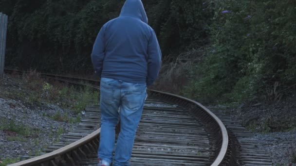 Περπατώντας Στις Ράγες Μοναξιά Κατάθλιψη Θλίψη — Αρχείο Βίντεο