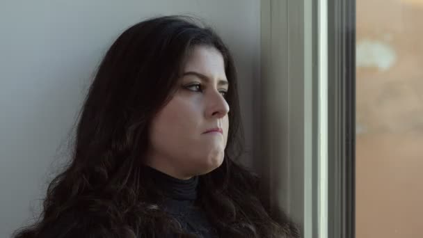Pencereden Dalgın Hüzünlü Genç Kadın Telaş Düşünceler Üzüntü — Stok video