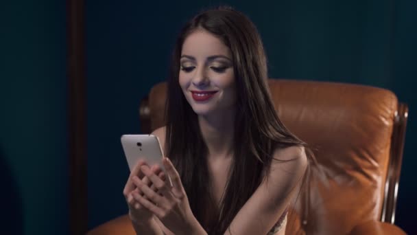 Mujer Joven Atractiva Sofisticada Escribiendo Teléfono Móvil Sonriendo — Vídeo de stock