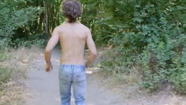 Atrakcyjny Mężczyzna Biegnie Przez Las Wolność Natura Dzikości — Wideo stockowe