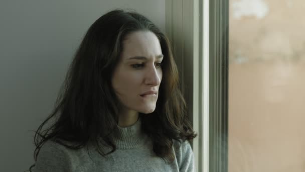 Pencerenin Önünde Ağlayan Üzgün Genç Kadın Depresif Kırık Kalp — Stok video
