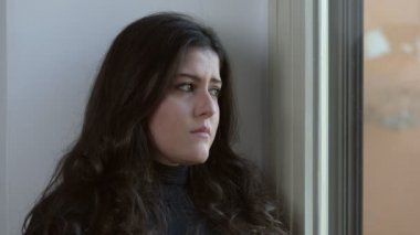 Ağlıyor-kapanış üzücü düşünceli kadına belgili tanımlık pencere eşiği başlamak yukarıya