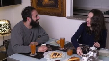 sabah kahvaltı yapmak gülümseyen çekici çift