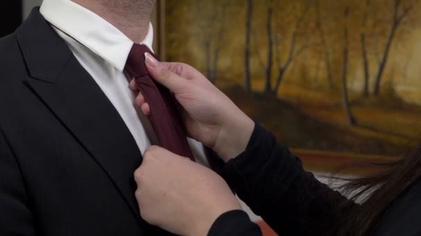 Frau Justiert Die Krawatte Ihres Mannes Nahaufnahme Zeitlupe — Stockvideo