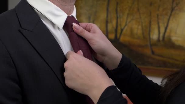 Руки Жінки Влаштовує Краватку Чоловіка Допомагають Бути Успішним Уповільненим Рухом — стокове відео