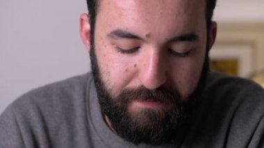 bir İtalyan espresso-kapanış içme çekici bir adam