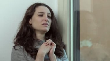 Windows.worries,problems ağlayan üzgün üzgün genç kadın