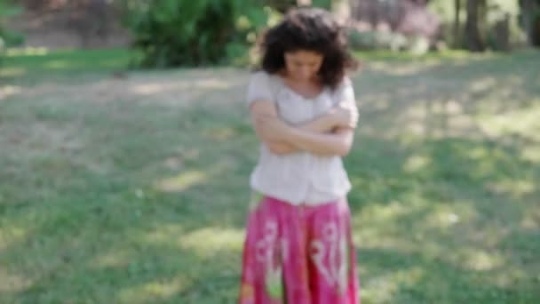 公園で泣いている悲しい 落ち込んで若い女性 — ストック動画