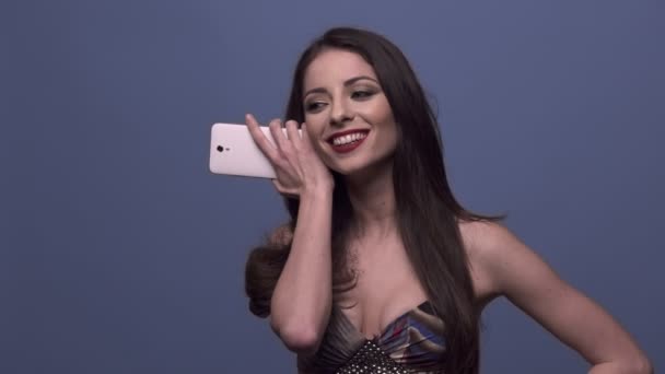 Feliz Hermosa Mujer Escuchando Mensaje Vocal Teléfono Celular Sonrisas — Vídeo de stock