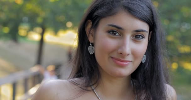 Attraktive Junge Frau Blickt Und Lächelt Die Kamera Freien — Stockvideo