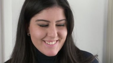 Güzel genç esmer laughig, kamera-kapalı