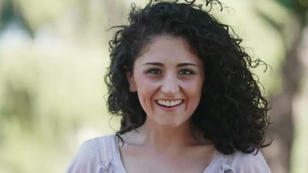 Kaygısız Güzel Genç Kadın Gülüyor Fotoğraf Makinesi Açık — Stok video
