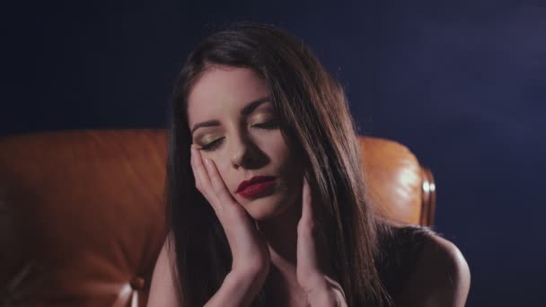 Bıkkın Üzgün Genç Çekici Kadın Karanlıkta Yalnız — Stok video