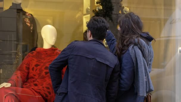 Compras Natal Casal Jovem Frente Uma Vitrine — Vídeo de Stock