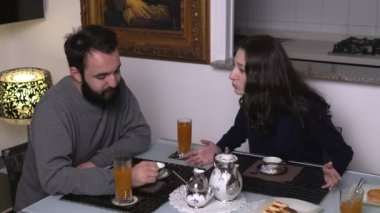 Genç çift portresi kavgalar ve kahvaltı sırasında tartışır