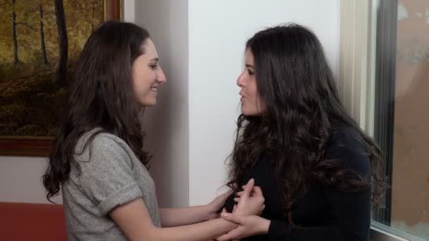 Mladá Žena Přináší Dobrou Zprávu Její Friend Sospire Úlevu Vysvětlení — Stock video