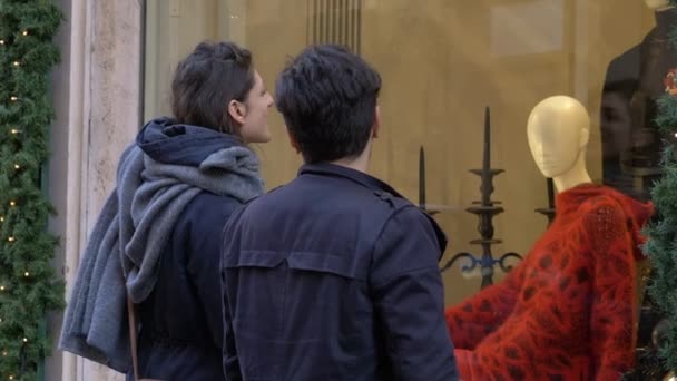 Férias Natal Casal Sorridente Olhando Para Uma Vitrine — Vídeo de Stock