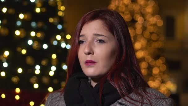 Sorgliga Unga Vackra Kvinnan Ensam Gatan Gråter Juletid — Stockvideo
