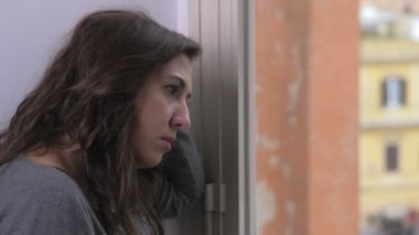 stres, anksiyete, yalnızlık. Üzgün genç kadın yalnız vasıl belgili tanımlık pencere