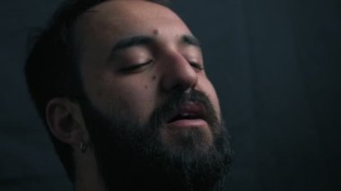 Ağlama ve karanlıkta dua Genç sakallı adam