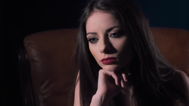 退屈と悲しい若い魅力的な女性一人暗闇の中で — ストック動画