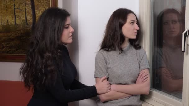 Äldre Syster Tröstar Systern Ledsen Och Deprimerad Vid Fönstret Familjestöd — Stockvideo