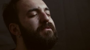 karanlık ağlayarak dua, meditasyon çekici bir adam dua ediyor