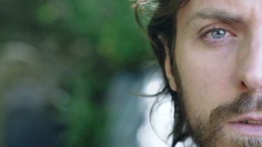 Kaya şelale yakınında oturan sakallı adam