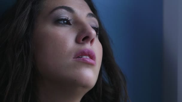 Депресивна Сумна Жінка Починає Плакати Ракурс Смуток Імпотенція — стокове відео
