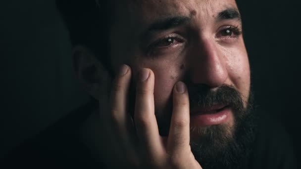 Depresión Tristeza Melancolía Hombre Barbudo Llorando Oscuridad Cerca — Vídeos de Stock
