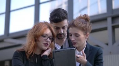 İş grubu iş tablet vasıl seyir için bayram yapıyor. kazanan, iş, başarı