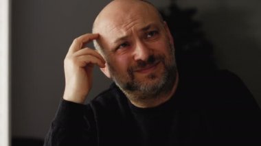 düşünme ve kendini gesticulating yansıtan olgun adam